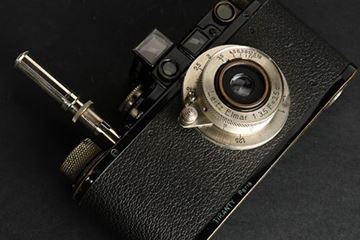 Picture of Leica II (Model D) SN 187 546 (1936), engraved "TIRANTY Paris" (Leica dealer in France) in the front of the base plate, with Elmar 3,5/35 without serial number; DIREKT delayed-action device, engraved “Dr C. Weber Germany”; and WEISU viewfinder