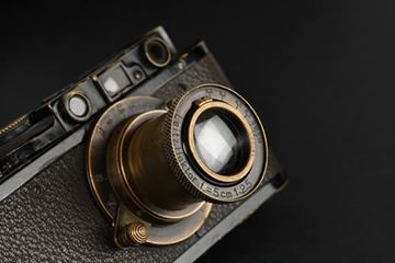 Picture of Leica II (Model D) SN 91196 (1932); with Hektor 2,5/50 SN 140 500 (c.1932) in unusual black finish and; early FIKUS lens hood bearing the Hektor engraving