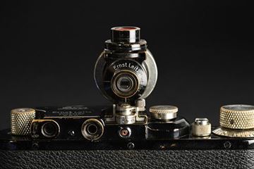 Picture of Leica III (Model F) SN 117 990 (1933), engraved “Sold by James A. Sinclair & Co. Ltd. 3 Whitehall London S.W.I.”; first type VIDOM and FIBLA clip-on spirit level