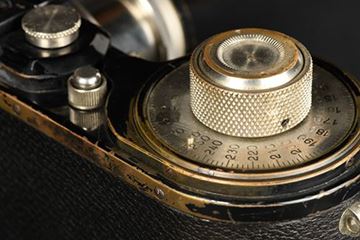 Picture of Leica 250 Reporter (Model FF) SN 150 094 (c.1934) with top shutter speed at 1/500 second; and collapsible Summar 2/50 SN 192 221 (1933) with black front rim