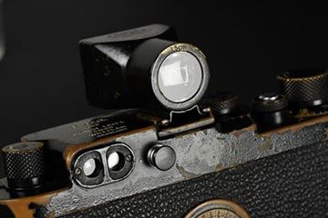 Picture of Military IIIg SN 987 916 (1960), with Summaron 2,8/35; and SBLOO in black paint finish. Only 125 of such black paint IIIg were produced for the Swedish military, with three crowns engraved on the back of the top plate, as well as on each of the lens barrels.