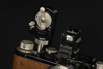 Picture of Leica II (Model D) SN 86284 (1932), with Hektor 2,5/50 without serial number; AUFSU viewfinder and HEBOO slow speed device