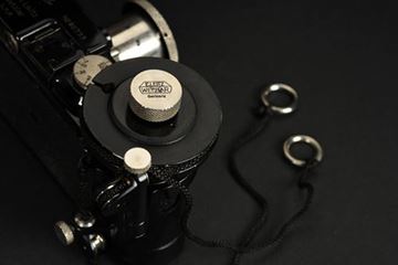 Picture of OOFRC accessory for remote shutter release and film winding, with original box and instructions, on a Model II. The device enabled remote operation of the camera from short distances. This highly specialised accessory was last catalogued in 1939
