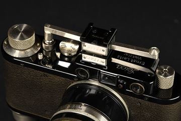Picture of Left hand device in black/nickel finish, likely built for users who did not have the use of the right hand. Leitz never catalogued or officially announced the availability of this accessory, made for both screw mount and M cameras