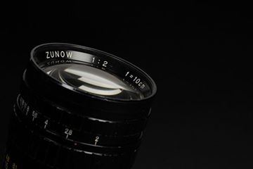 Picture of Zunow 2/100 in black/chrome finish, in original Leica screw mount, with smallest aperture at f22