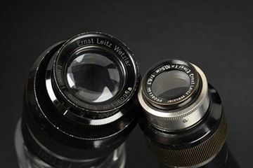 Picture of Mountain Elmar 6,3/105 and Elmar 4/90 SN 136 098a. Both lenses share the same serial number, except for the Elmar 4/90 the additional “a” engraving may mean angemeldet (patent applied for). Also interesting to note that the same serial number was used on two lenses of different models