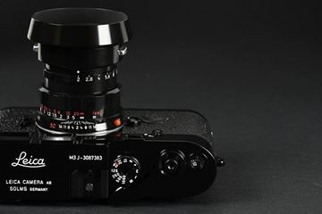Picture of M3J SN 3 087 383 (2006), limited to a total of 200 pieces for Japanese market. A modern interpretation of the pre-1959 all black M3, with black shutter release button and black film counter, with Summicron 2/50 and lens hood